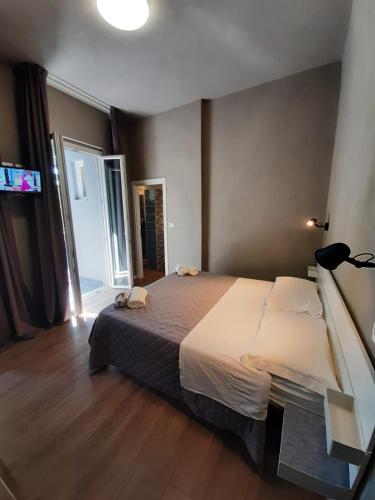 a bedroom with a large bed and a television at Hotel Alabama by ALEhotels in Rimini