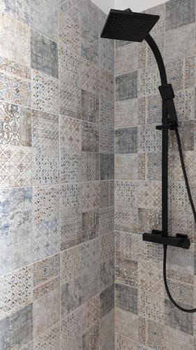 une douche avec pommeau de douche dans une salle de bain dans l'établissement Chez Pépère, à Londinières
