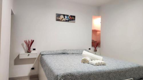 um quarto com uma cama com uma toalha em Luxury Loft - Milano Centrale em Milão