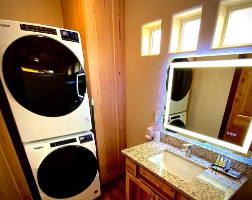 een badkamer met een wastafel en een wasmachine bij Bear Mountain - Suite 2 in Grants Pass