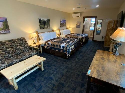 een hotelkamer met 2 bedden en een bank bij Bear Mountain - Suite 2 in Grants Pass