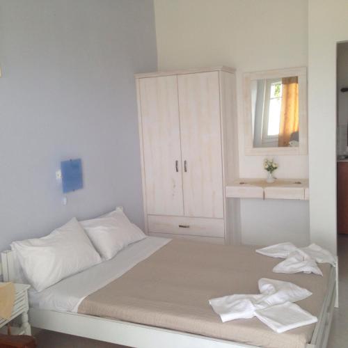 Katil atau katil-katil dalam bilik di Κalamitsi Rooms & Apartments