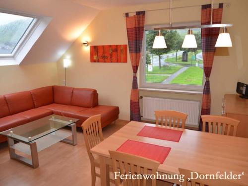 ein Wohnzimmer mit einem Sofa und einem Tisch in der Unterkunft Ferienwohnungen Ferienland Cochem in Bruttig-Fankel