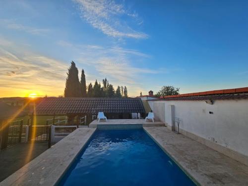 una piscina en el patio trasero de una casa en HEARTS & PONIES Apartamentos con piscinas privadas cerca de la Warner en Chinchón