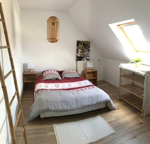 une chambre avec un grand lit dans un grenier dans l'établissement Maison de village et paradis pour les enfants, à Châtillon-sur-Cher