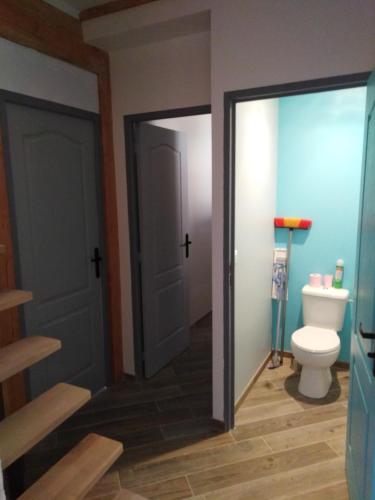 La salle de bains est pourvue de toilettes et d'une porte. dans l'établissement Gîte mon p'ti bout, à Les Roches-lʼÉvêque