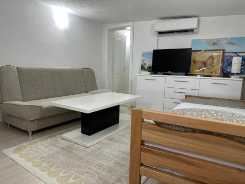 sala de estar con sofá y mesa en Mimma apartments, en Mostar