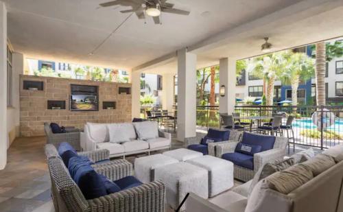 un patio con sofás y sillas y una piscina en City living with a resort feel !, en Houston