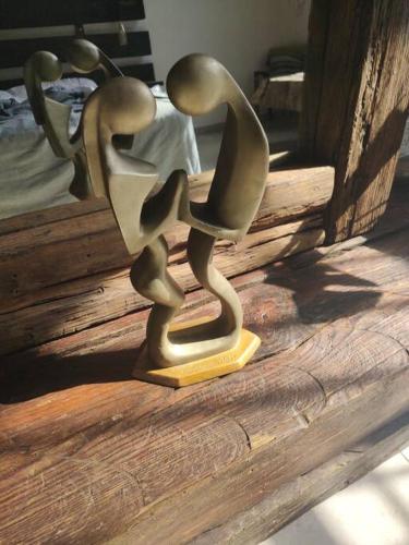 a metal statue of a woman on a wooden table at Hermosa casa en Cuernavaca cerca de los mejores restaurantes y plazas in Cuernavaca