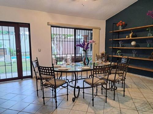 a dining room with a table and chairs at Hermosa casa en Cuernavaca cerca de los mejores restaurantes y plazas in Cuernavaca