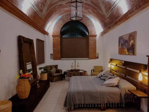 ein Schlafzimmer mit einem großen Bett in einem Zimmer in der Unterkunft Hermosa casa en Cuernavaca cerca de los mejores restaurantes y plazas in Cuernavaca