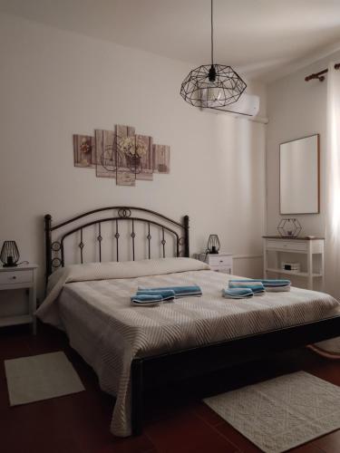 - une chambre avec un lit et 2 serviettes dans l'établissement Domo Is Domus, à SantʼAnna Arresi