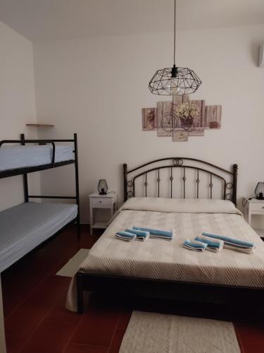 - une chambre avec un lit et 2 serviettes dans l'établissement Domo Is Domus, à SantʼAnna Arresi