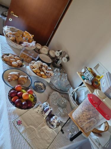 Une table avec un paquet de nourriture. dans l'établissement Domo Is Domus, à SantʼAnna Arresi