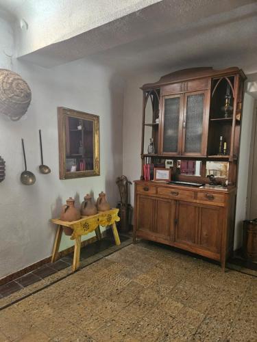 Habitación con mesa y armario de madera. en La Nava, casa de pueblo con patio y calefacción con chimenea, en Nava de la Asunción