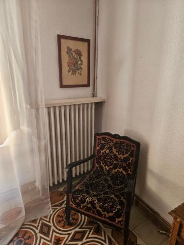 Posezení v ubytování La Nava, casa de pueblo con patio y calefacción con chimenea