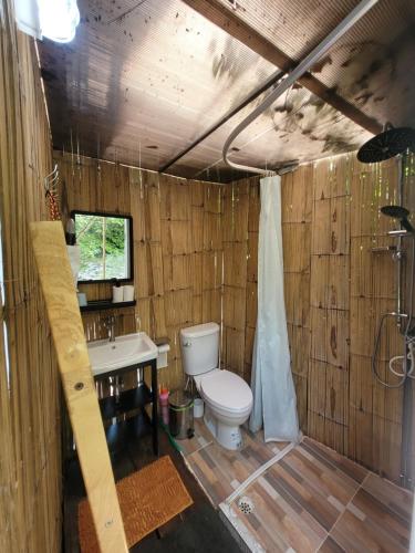 y baño con aseo y lavamanos. en Brook Cottage en Ban Khanong Phra Klang (1)