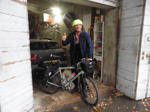 een man die naast een fiets staat in een garage bij Villa Zola in Aix-en-Provence