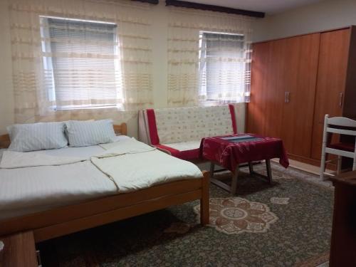- une chambre avec un lit, un canapé et une chaise dans l'établissement Apartman Turkana 2, à Sarajevo
