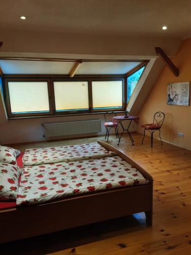 a bedroom with a bed in a room with windows at Ferienwohnung Stablo in Kommen
