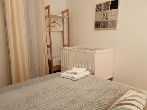 a bedroom with a bed with towels on it at Confortable + in Serris