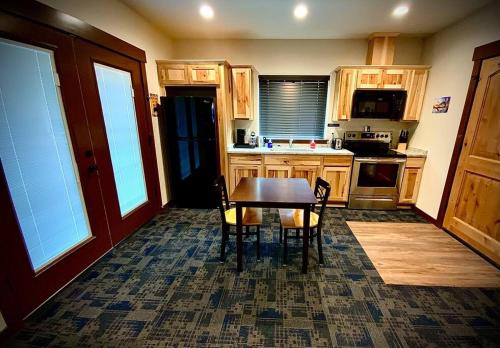 a kitchen with a table and chairs in it at Bear Mountain - Suite 4 in Grants Pass