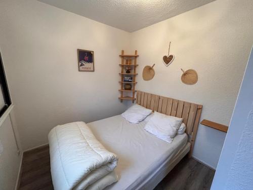 Cette petite chambre comprend un lit avec des draps blancs. dans l'établissement Appartement cosy avec balcon, à Puyvalador