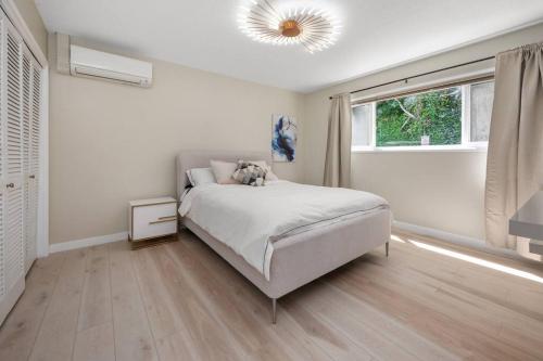 Tempat tidur dalam kamar di Breathtaking Views w/ Modern Lux - 2330