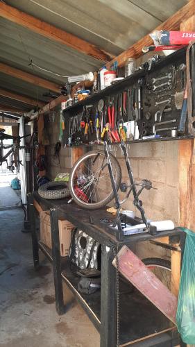 uma bicicleta sentada numa prateleira numa garagem em Casa Pueblo em Pisco Elqui