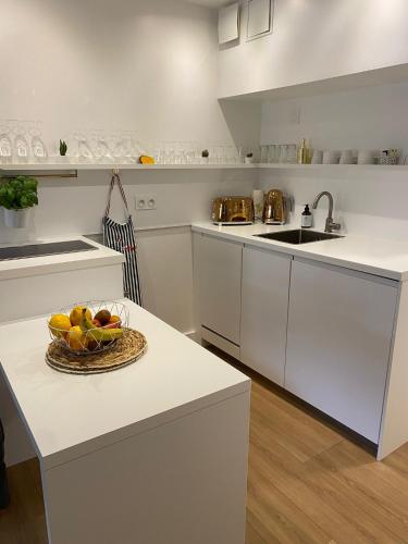 - une cuisine avec un bol de fruits sur une table dans l'établissement Dolce-Vita appart 3 étoiles, climatisé , 50M de la mer et aux portes de Menton ,parking gratuit, à Roquebrune-Cap-Martin