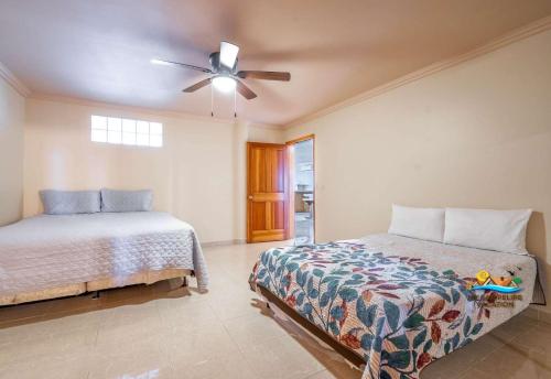 um quarto com 2 camas e uma ventoinha de tecto em Steps to the BEACH Las Palmas Condo # 1 em San Felipe