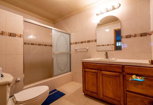 uma casa de banho com um WC, um lavatório e um espelho. em Steps to the BEACH Las Palmas Condo # 1 em San Felipe