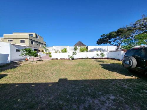 a car parked in a yard next to a fence at Casabella-macaneta in Praia de Macaneta