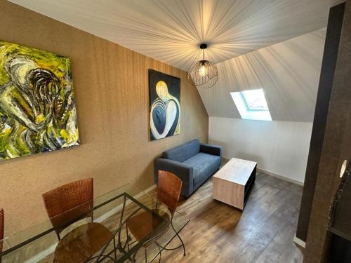 Postel nebo postele na pokoji v ubytování Spacious flat close to the railway station