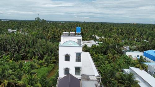 an aerial view of a white building with a blue top at Khách Sạn Vinhomes Huỳnh Hotel in Ben Tre