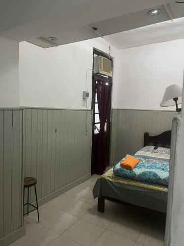 1 dormitorio con 1 cama y TV en la pared en Mono ambiente céntrico Formosa en Formosa