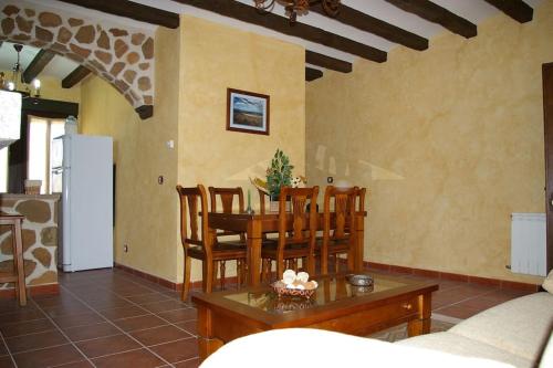 a living room with a table and chairs at Casa Rural Cristina I in San Pablo de los Montes