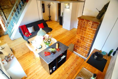 uma vista superior de uma sala de estar com uma mesa em Loft with Lake View Pasym Koneser em Pasym