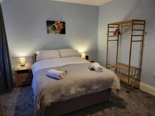 ein Schlafzimmer mit einem Bett mit Handtüchern darauf in der Unterkunft 16 Northcote Street, Wick in Wick