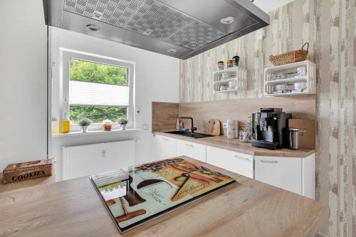 una cocina con una mesa con un libro. en Ferienwohnung Blickfang am Nordberg, en Goslar