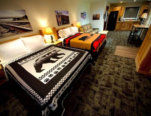 ein Hotelzimmer mit 2 Betten in einem Zimmer in der Unterkunft Bear Mountain - Suite 6 in Grants Pass
