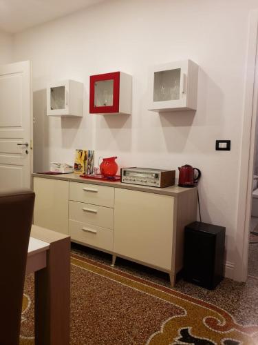 Varazze Suite Sauna e Hammamにあるキッチンまたは簡易キッチン