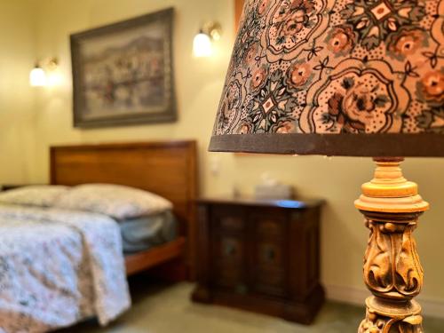 a bedroom with a bed and a lamp with a lampost at Bed & Breakfast Lukomorye in Wentworth-Nord