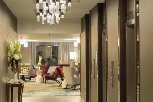 Posezení v ubytování The Madison Concourse Hotel