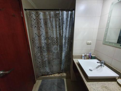 a bathroom with a sink and a shower at Apartamento-suite en la mejor zona de Guayaquil in Guayaquil