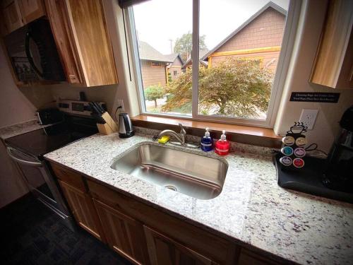 w kuchni z umywalką i oknem w obiekcie Bear Mountain - Suite 7 w mieście Grants Pass