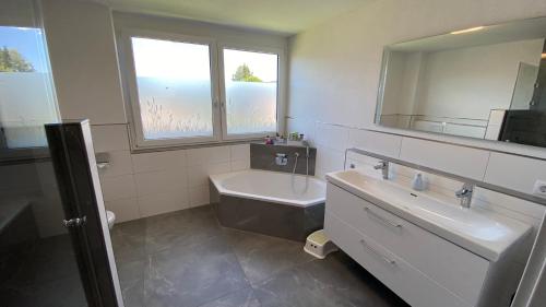 Phòng tắm tại Villa Herzland Allgäu mit großem Garten und gemütlichem Kaminfeuer inklusive KÖNIGSCARD, Skipass, Bergbahn, Therme inkl