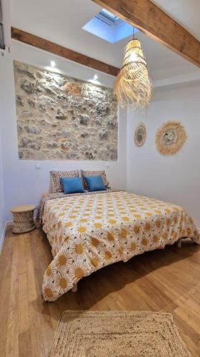 une chambre avec un grand lit avec des oreillers bleus dans l'établissement T3 duplex cosy & calme au port - Tram, à Nice