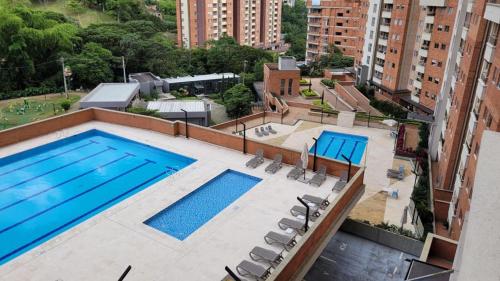 uma vista superior de uma piscina no topo de um edifício em Apartamento en Sabaneta em Sabaneta