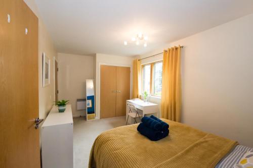 een slaapkamer met een bed en een wastafel bij Spacious 2 Beds & 2 Baths Flat at City Center in Birmingham